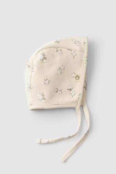 Органична памучна английска шапка за бебе с малки памучни шарки