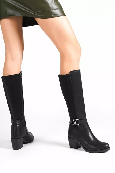 Bottes longues à talons moyens hauts épais, à l'arrière extensible, aspect cuir noir, détails en V métallique et fermeture éclair