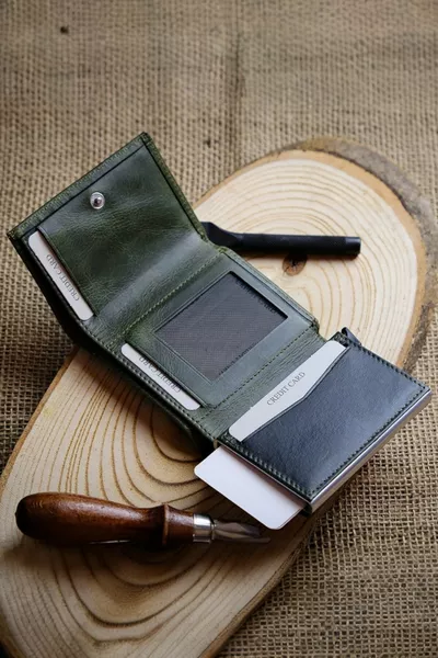 Мужской зеленый кошелек Pescol из натуральной кожи с автоматическим механизмом и защитой RFID