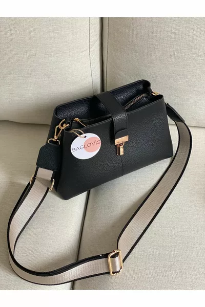 Schoudertas met riem, kettinghanger, geslotendetail en interieurvakken