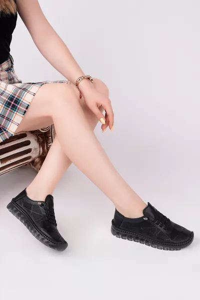 حذاء نسائي كاجوال من الجلد الطبيعي باللون الأسود مطبوع 