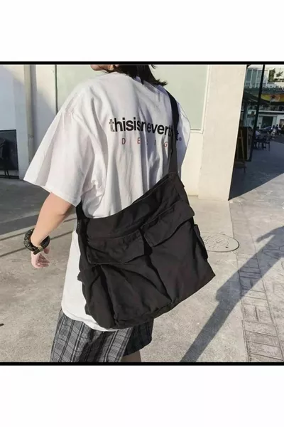 Винтажная унисекс сумка-почтальон черного цвета с широким внутренним объемом и карманами