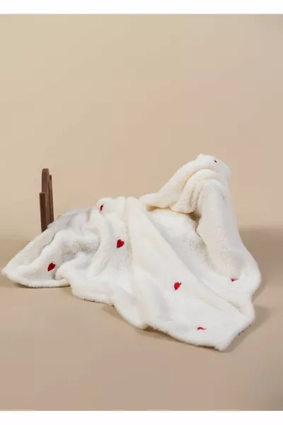 Детское одеяло с вышивкой в форме сердца  Крем Wellsoft