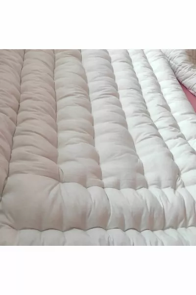 سرير بحجم فرد مع لحاف من الصوف