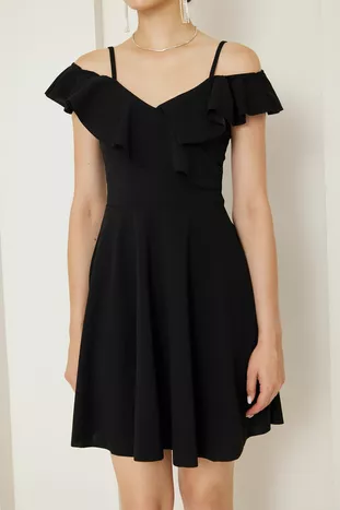 Esnek Krep Kumaş Yakası Volan Detaylı Ince Askılı Kiloş Siyah Abiye Elbise Gece Elbisesi 