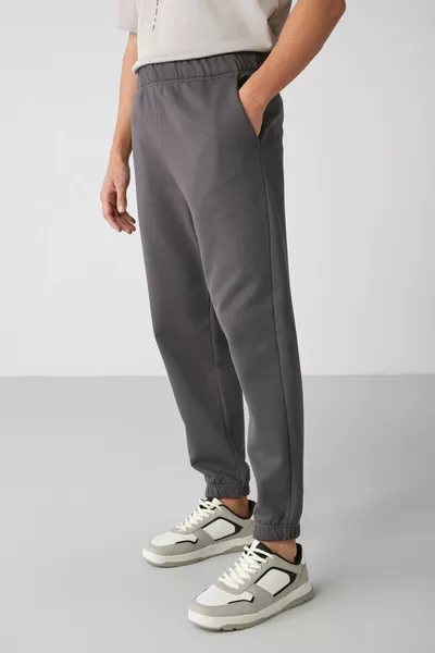 سروال رياضي رجالي من إيرك بحجم عادي، مصنوع من قماش ناعم، بخصر وساقين مرنة، باللون الأنثراسيت