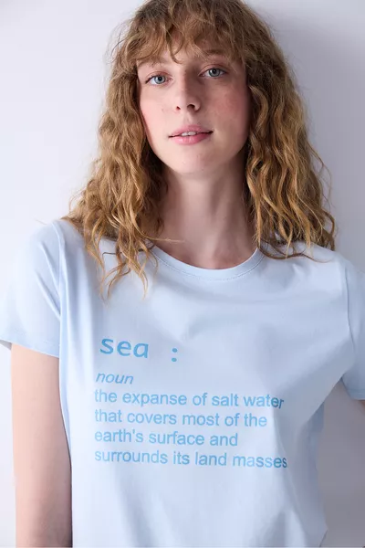 طقم بيجامة بأزرار زرقاء فاتحة