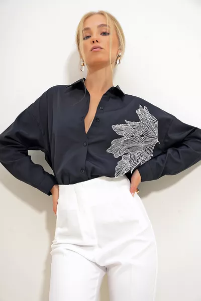 Damen Schwarzes, mit Blumen besticktes Oversize-Gewebtes Hemd