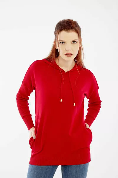 Женский свитер с красным капюшоном 