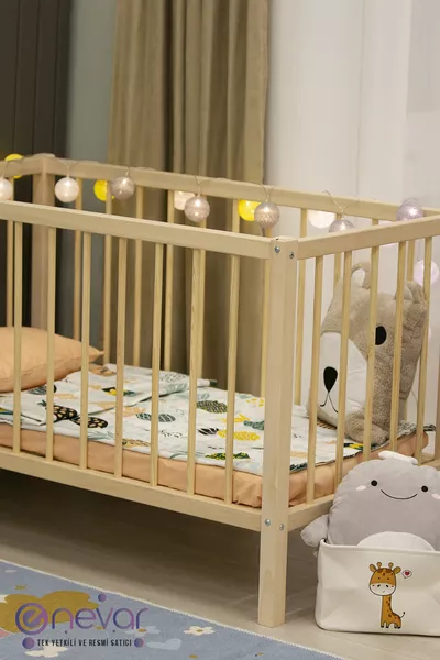 Letto per bambole in legno Montessori