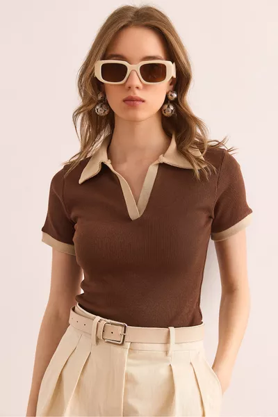 Дамска блуза с поло яка в кафяво и бежово с цветни детайли от еластичен памук 