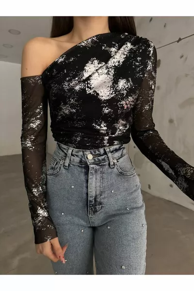 Блуза с едно рамо, тюл детайл и златист печат