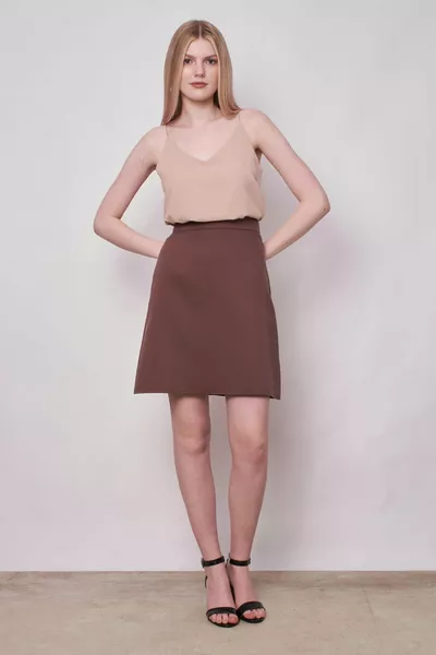 تنورة عالية الخصر من قماش خفيف مطاطي بطول الركبة وبتصميم واسع - قهوة بالحليب