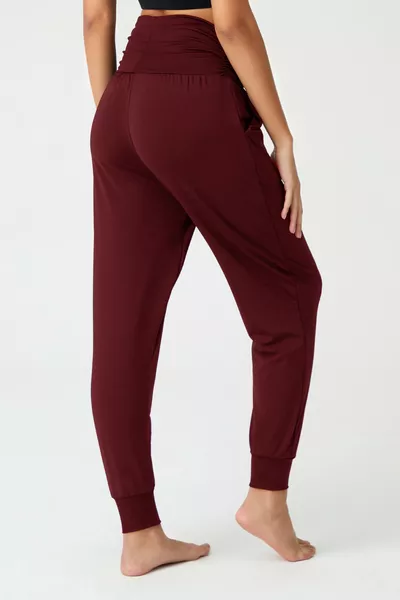Бордовые шаровары с эластичным поясом, выглядящие как шалвары, йога-джоггеры
