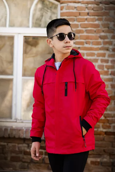 Cappotto stagionale con cappuccio e tasche foderate all'interno