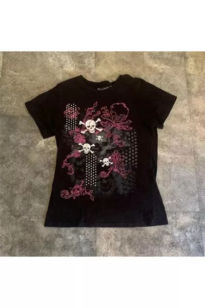 Crop top noir à manches courtes K avec crânes gothiques