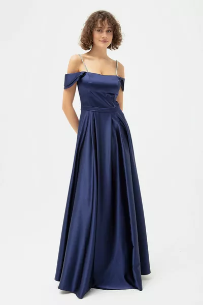 Marineblauwe lange avondjurk met uitlopende snit voor dames met blauwe stenen bandjes