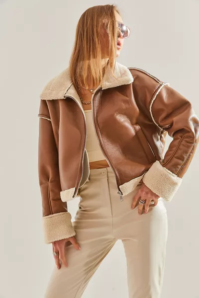 Женская кожаная куртка с мехом и боковыми карманами