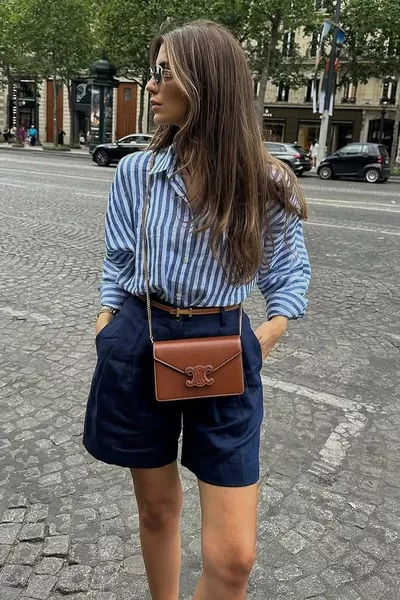 قميص نسائي بأكمام طويلة بتفاصيل أزرار وخطوط زرقاء 