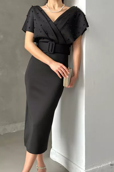 Schwarzes, tailliertes Kleid mit Tauchstoff und Perlendetails