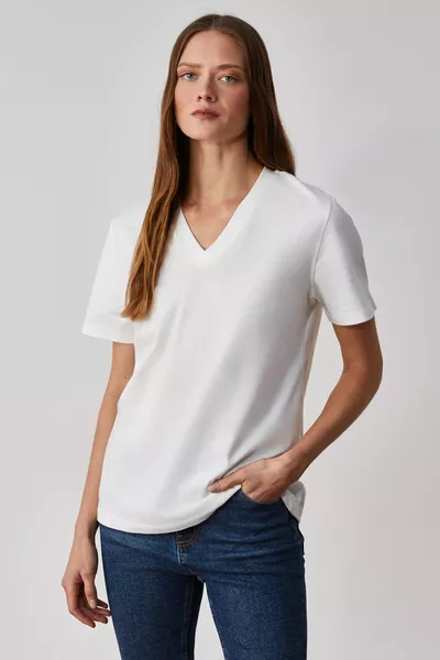 T-shirt bianca da donna ALINE in % cotone biologico con scollo a V profondo e vestibilità comoda