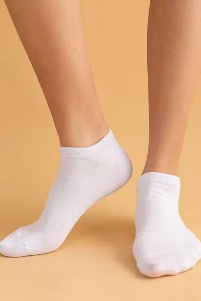 8 أزواج جوارب نسائية قصيرة بيضاء عادية لكاحل للأحذية الرياضية