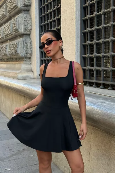 فستان صيفي مرن بقصة مربعة وياقة قصيرة