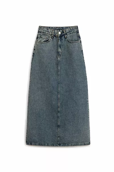 تنورة جينز طويلة على شكل جرس بتأثير قديم